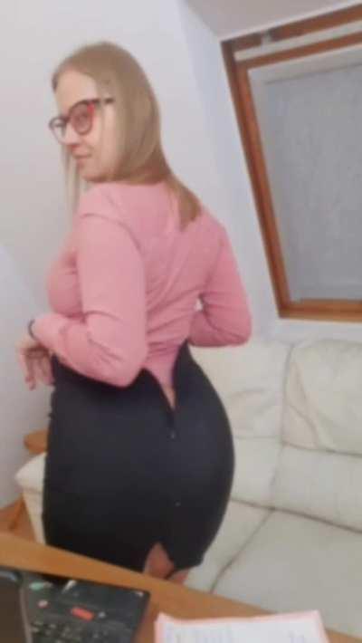Could you handle an office with an intern with such a big ass